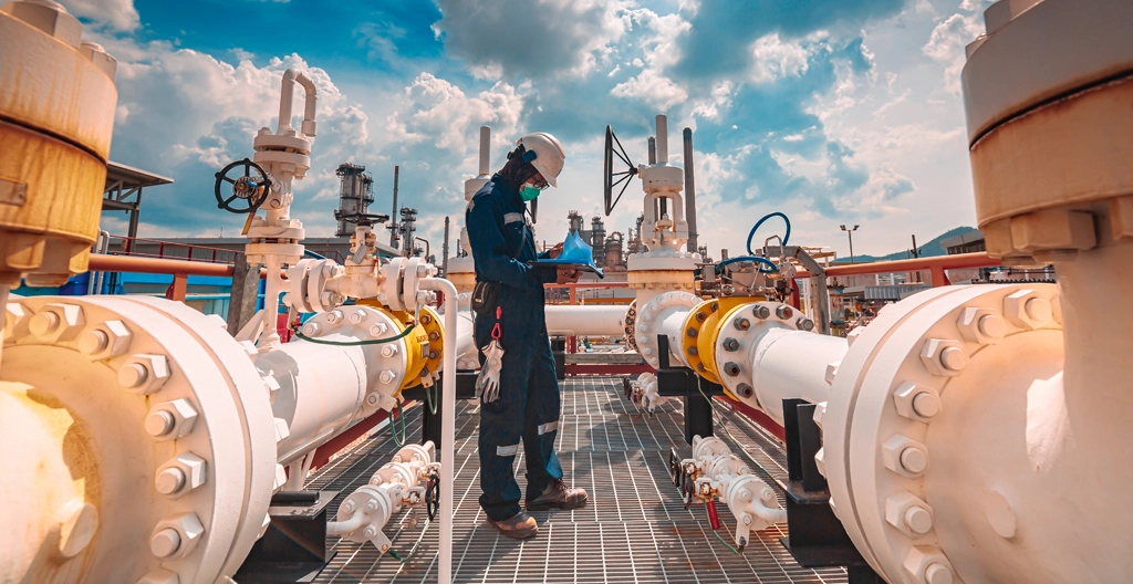 Technicien inspectant équipement de distribution AdBlue en dépôt
